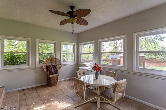 8523 Sleepy Hollow Drive NE, Warren, OH 44484