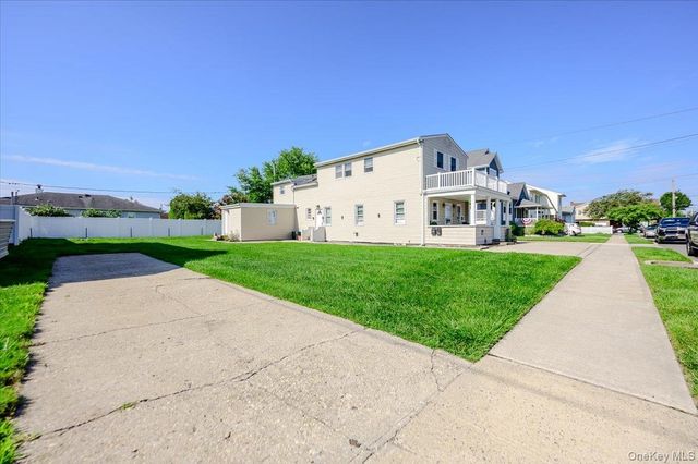 13 Truxton Road Upper, Island Park, NY 11558
