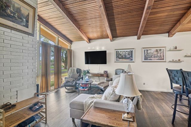 850 N Country Acres Ave, Wichita, KS 67212