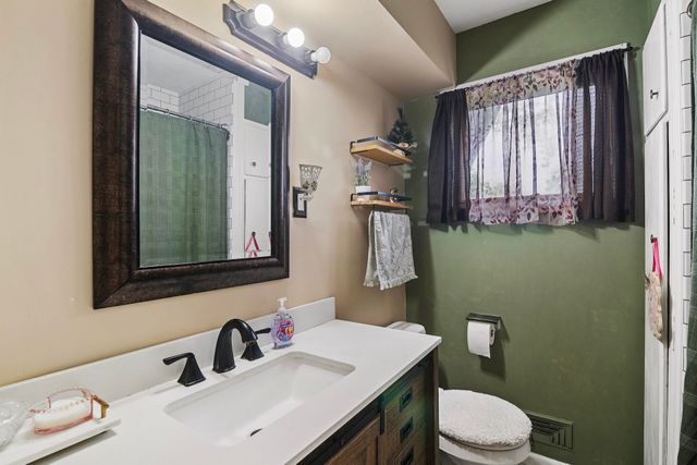 850 N Country Acres Ave, Wichita, KS 67212