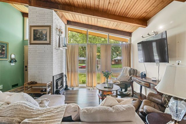 850 N Country Acres Ave, Wichita, KS 67212