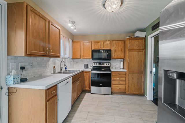 850 N Country Acres Ave, Wichita, KS 67212