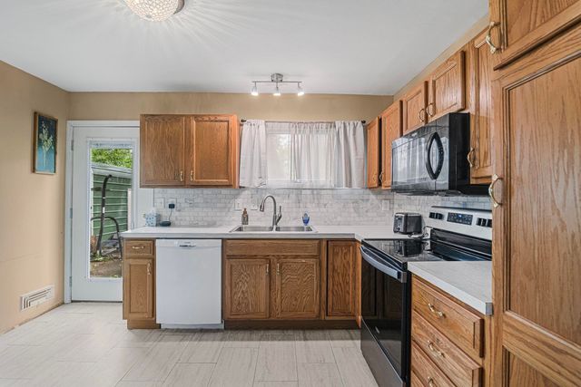 850 N Country Acres Ave, Wichita, KS 67212