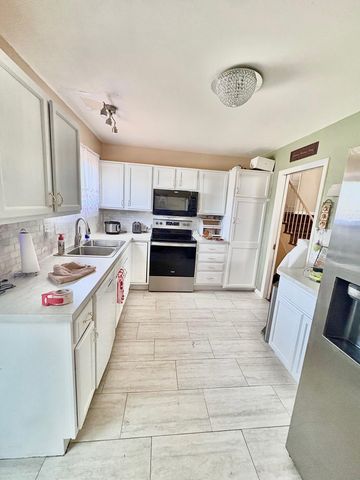 850 N Country Acres Ave, Wichita, KS 67212