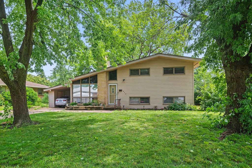 850 N Country Acres Ave, Wichita, KS 67212