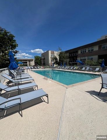 1111 River Road C8, Edgewater, NJ 07020