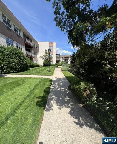 1111 River Road C8, Edgewater, NJ 07020