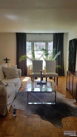 1111 River Road C8, Edgewater, NJ 07020