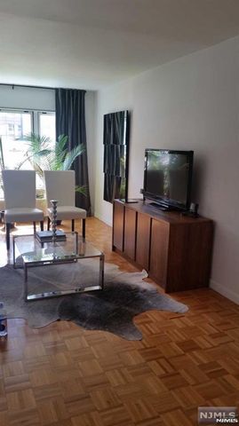 1111 River Road C8, Edgewater, NJ 07020