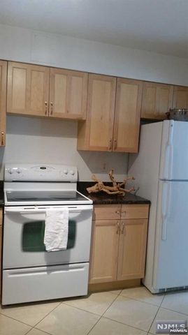 1111 River Road C8, Edgewater, NJ 07020