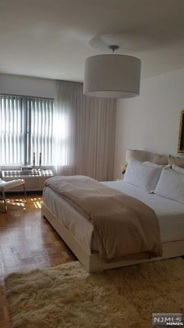 1111 River Road C8, Edgewater, NJ 07020