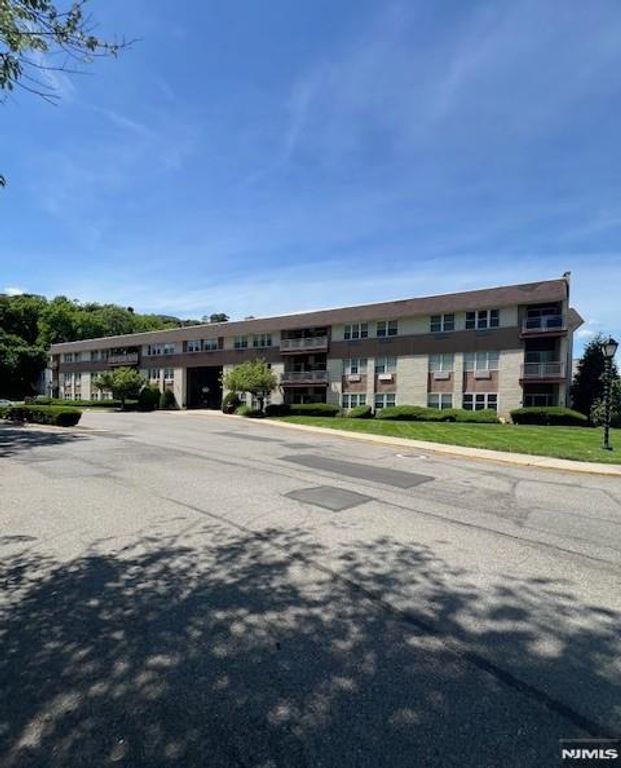 1111 River Road C8, Edgewater, NJ 07020