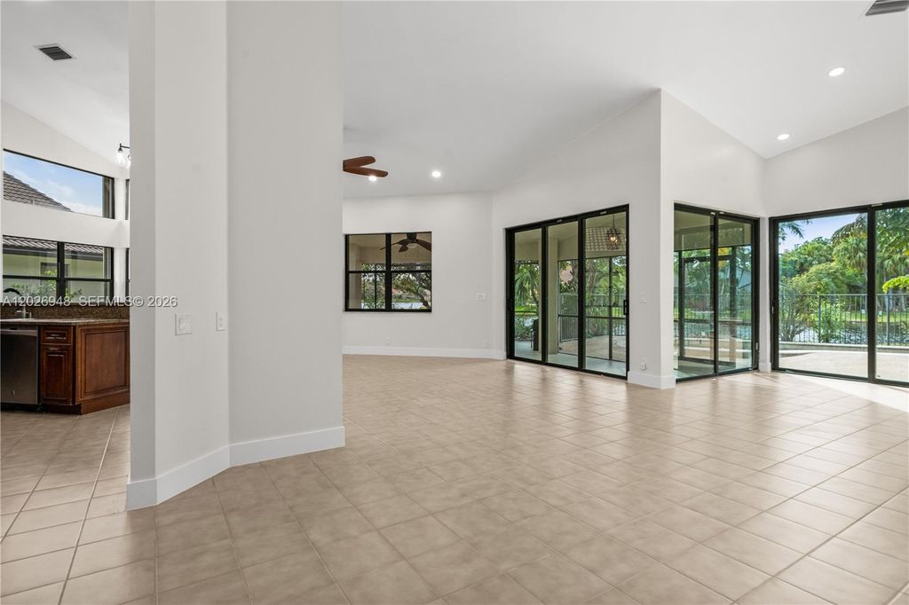 Image 10 of property listing at 1087 Deerwood Ln, Weston, FL 33326