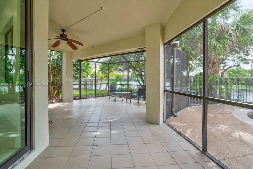 Image 11 of property listing at 1087 Deerwood Ln, Weston, FL 33326