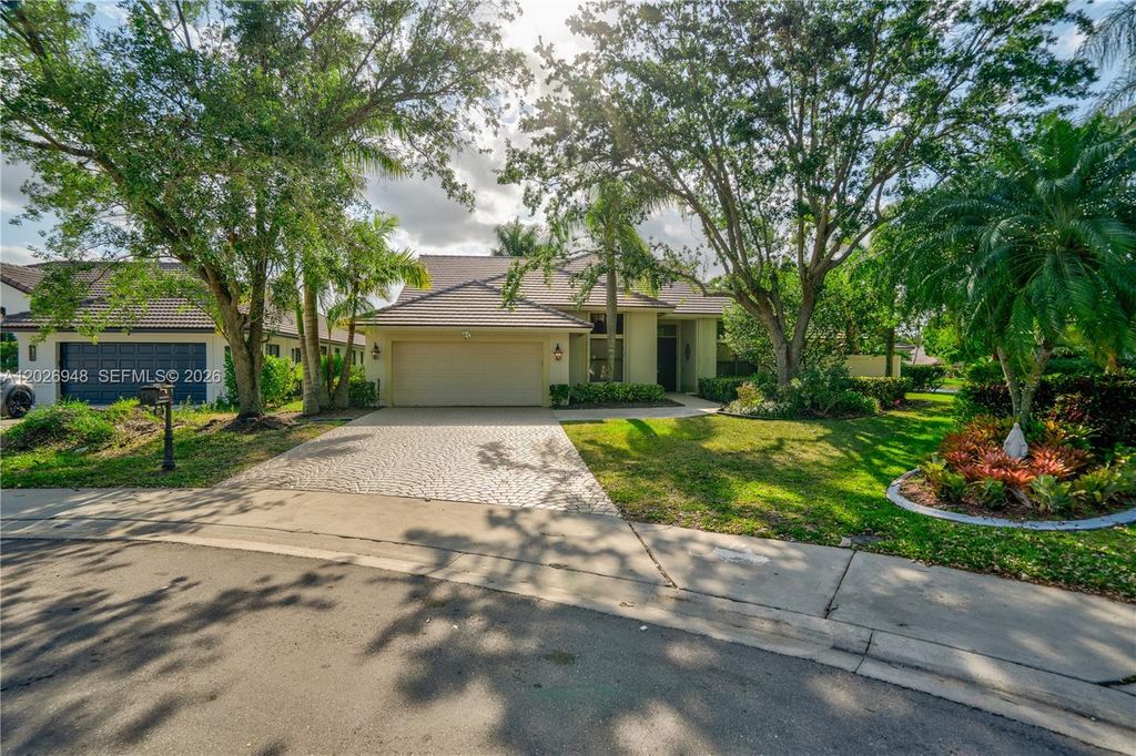 Image 3 of property listing at 1087 Deerwood Ln, Weston, FL 33326