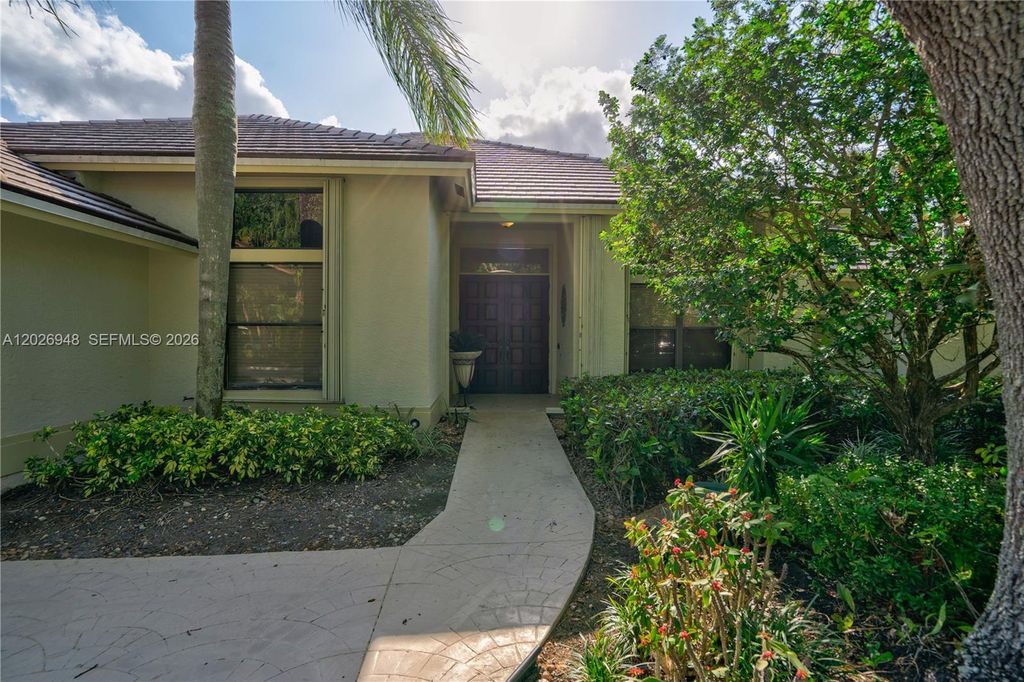 Image 4 of property listing at 1087 Deerwood Ln, Weston, FL 33326