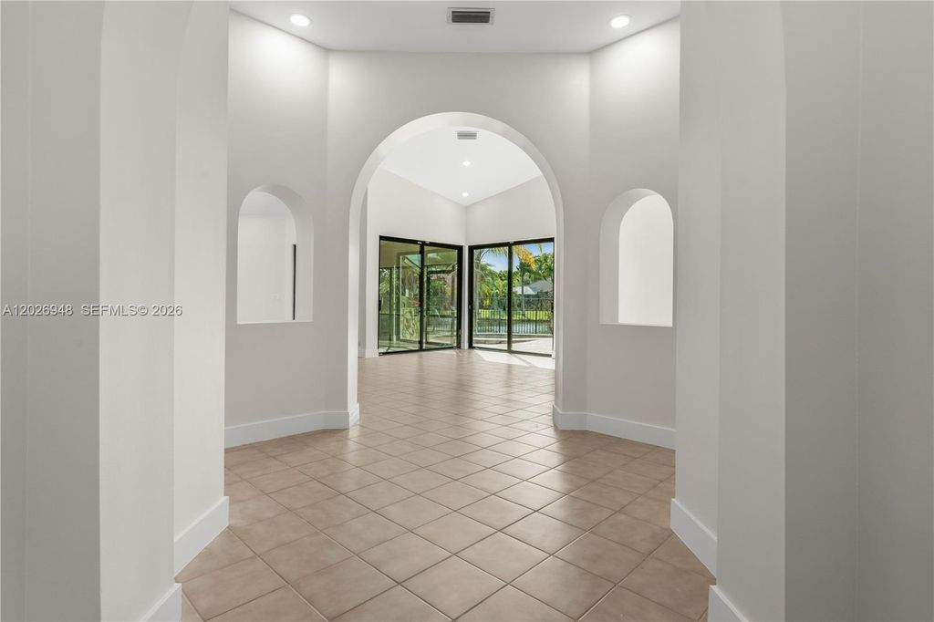 Image 5 of property listing at 1087 Deerwood Ln, Weston, FL 33326