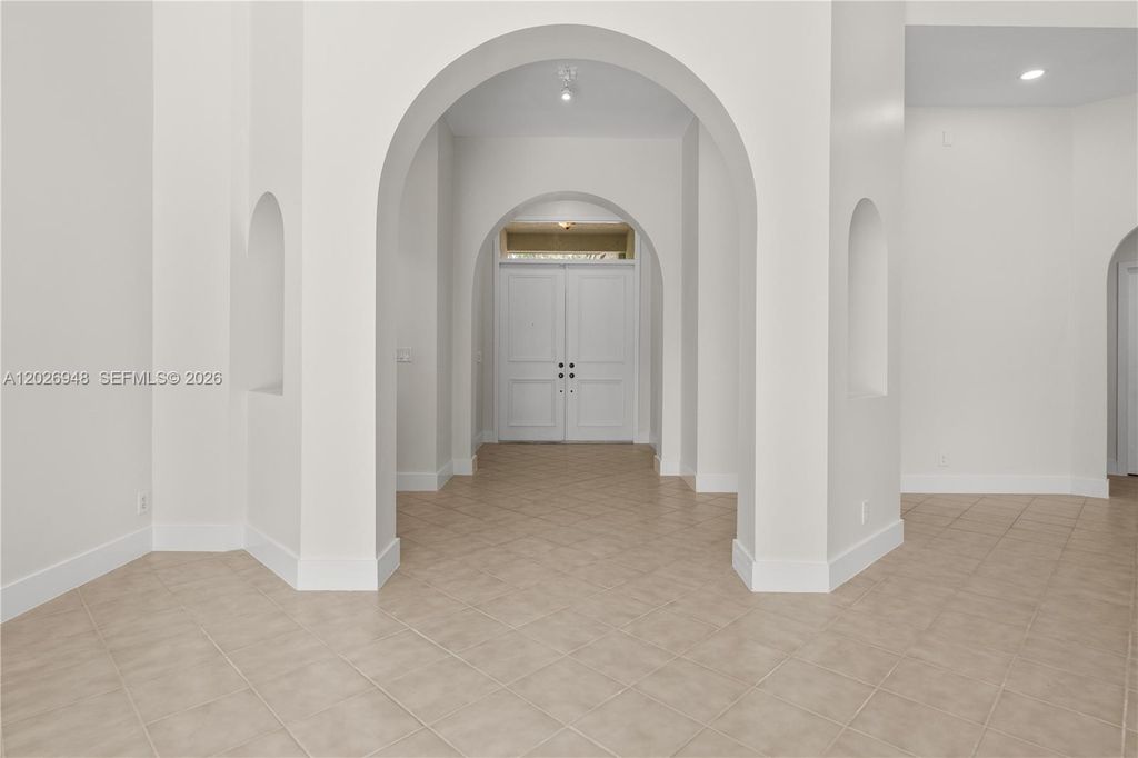Image 6 of property listing at 1087 Deerwood Ln, Weston, FL 33326