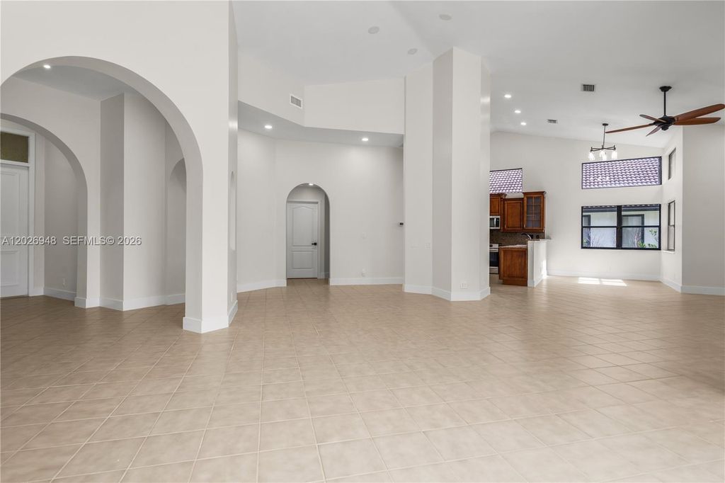 Image 7 of property listing at 1087 Deerwood Ln, Weston, FL 33326