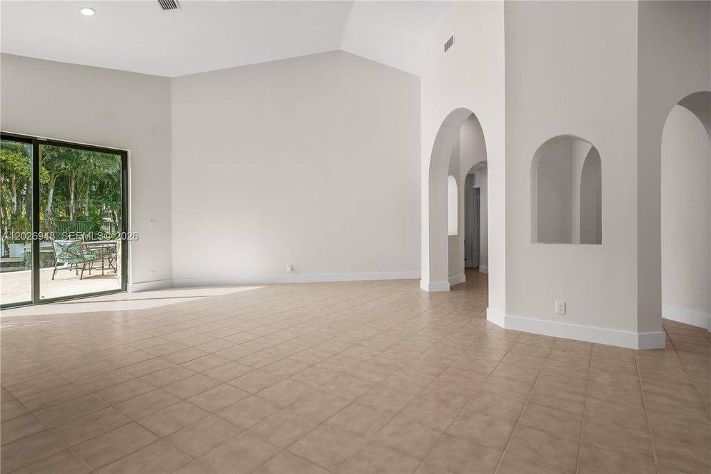Image 8 of property listing at 1087 Deerwood Ln, Weston, FL 33326