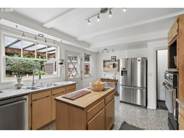 2536 Se MARKET St, Portland, OR 97214