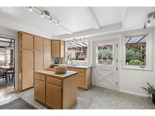 2536 Se MARKET St, Portland, OR 97214