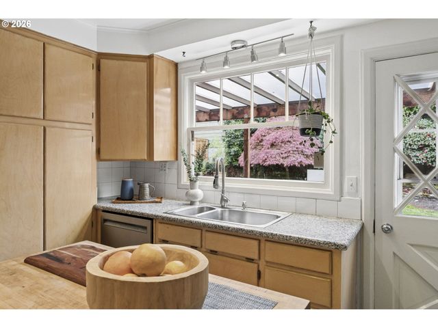 2536 Se MARKET St, Portland, OR 97214