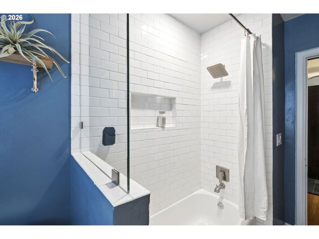 2536 Se MARKET St, Portland, OR 97214