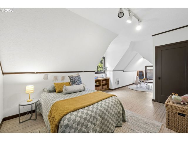 2536 Se MARKET St, Portland, OR 97214