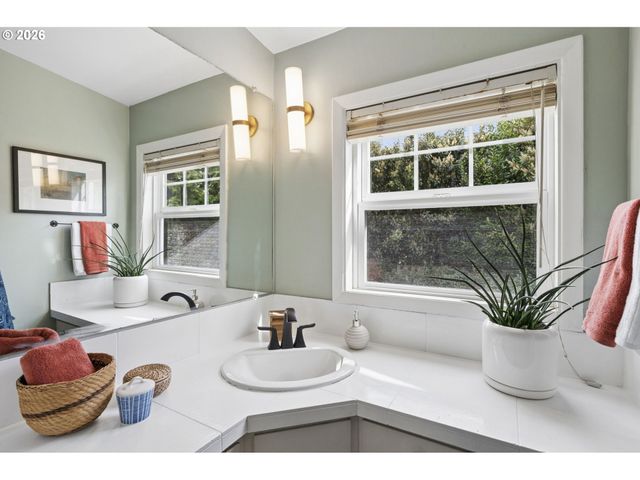 2536 Se MARKET St, Portland, OR 97214