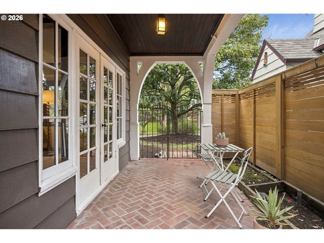 2536 Se MARKET St, Portland, OR 97214