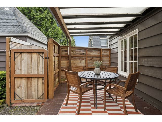 2536 Se MARKET St, Portland, OR 97214