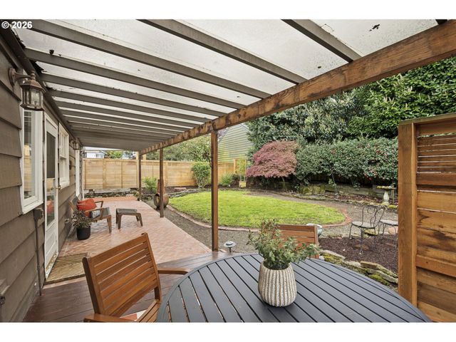 2536 Se MARKET St, Portland, OR 97214