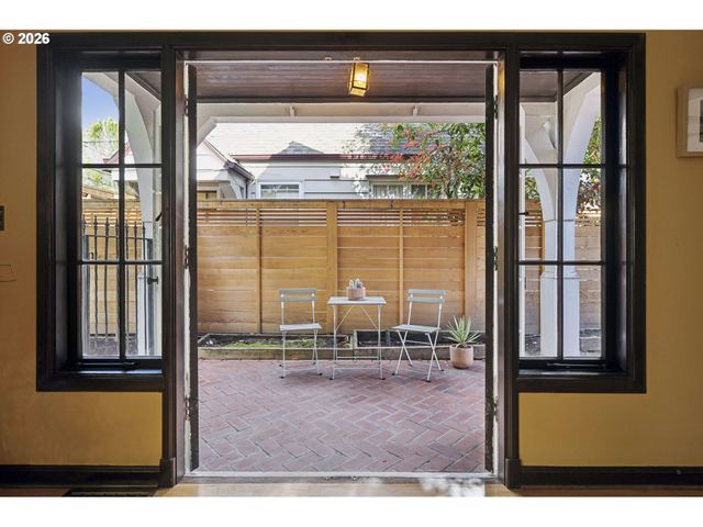 2536 Se MARKET St, Portland, OR 97214