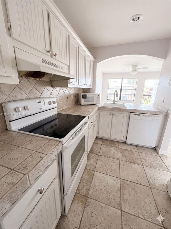 10046 Winding Lake Rd 204, Sunrise, FL 33351
