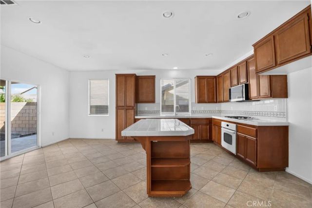 3019 W Newgrove, Lancaster, CA 93536