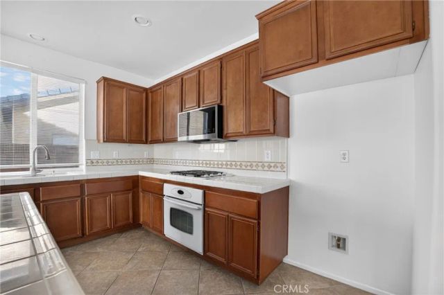 3019 W Newgrove, Lancaster, CA 93536
