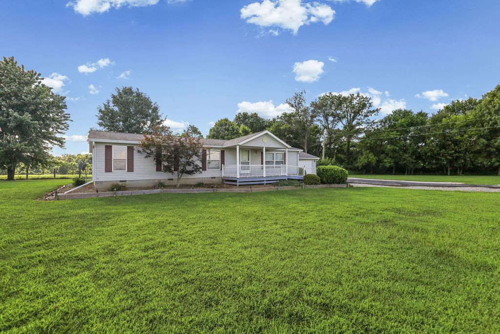 Image 1 of property listing at 4581 Hotze Road, Salem, IL 62881