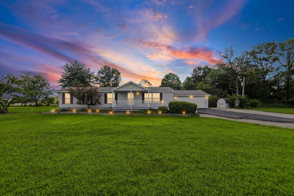 Image 2 of property listing at 4581 Hotze Road, Salem, IL 62881