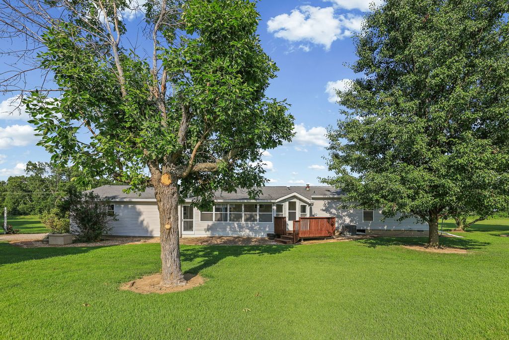 Image 14 of property listing at 4581 Hotze Road, Salem, IL 62881