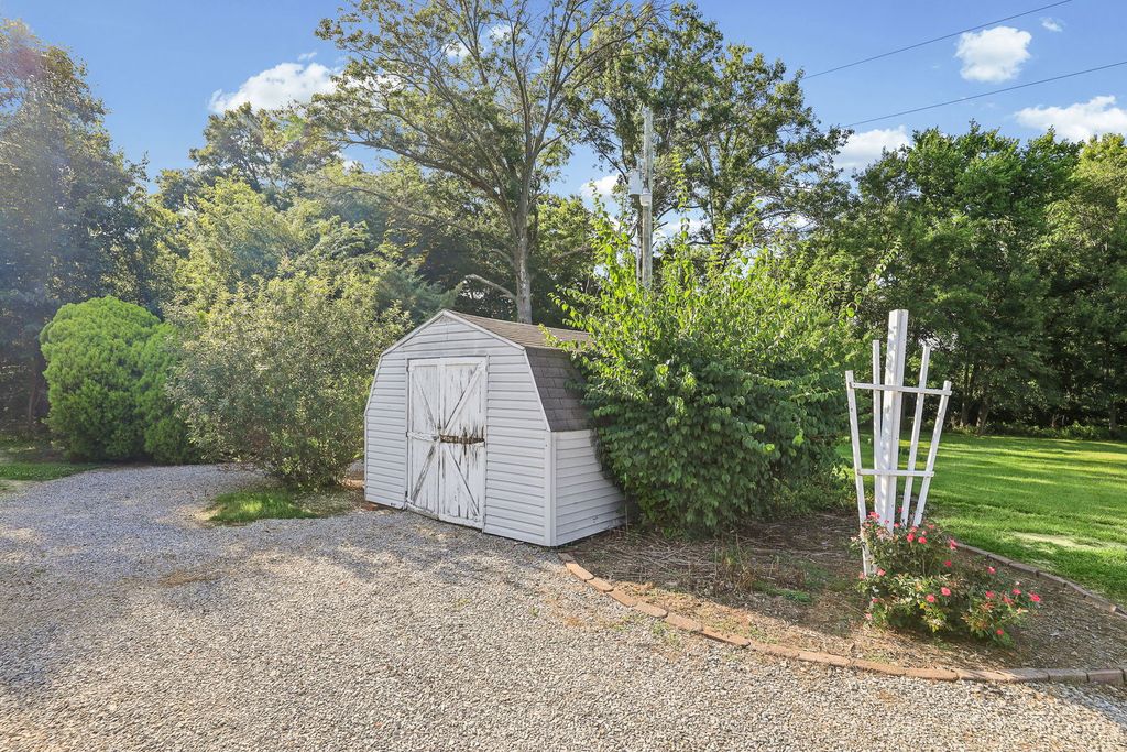 Image 16 of property listing at 4581 Hotze Road, Salem, IL 62881