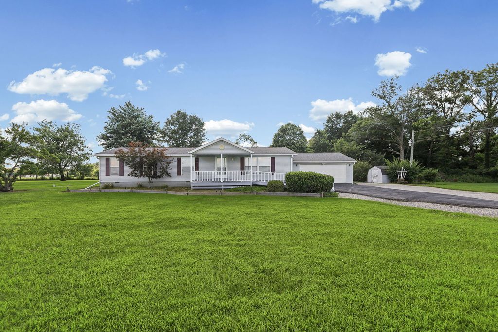 Image 3 of property listing at 4581 Hotze Road, Salem, IL 62881