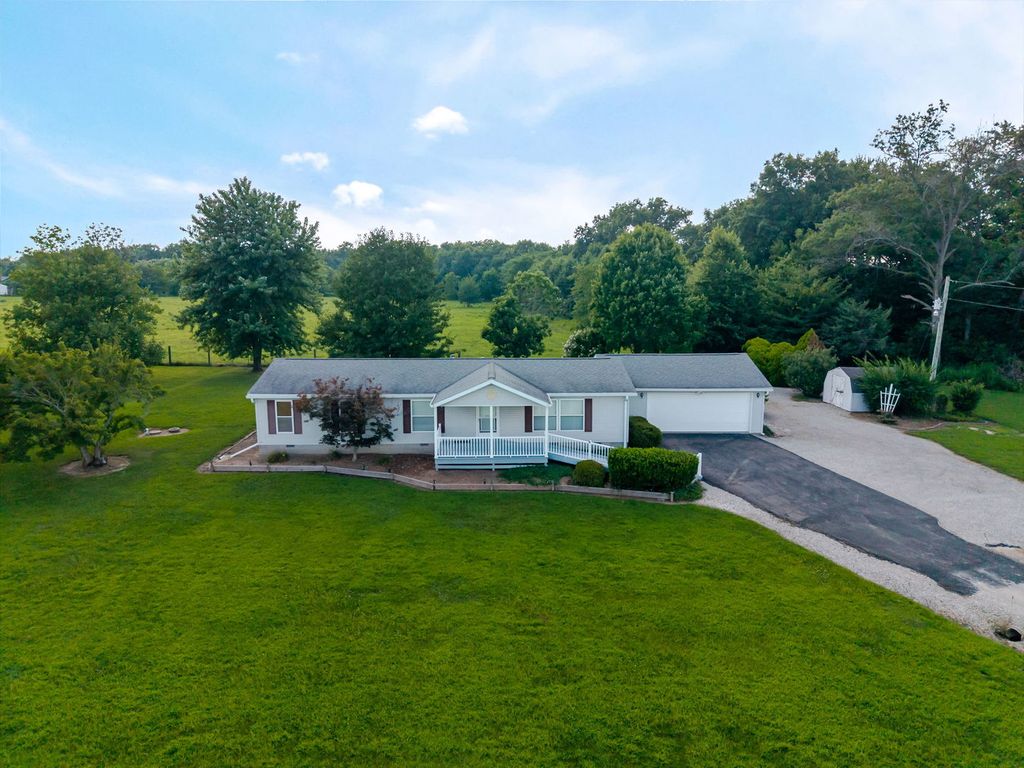 Image 4 of property listing at 4581 Hotze Road, Salem, IL 62881