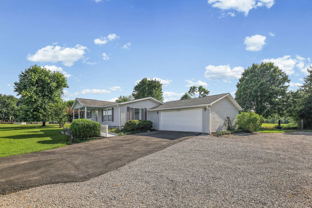 Image 5 of property listing at 4581 Hotze Road, Salem, IL 62881