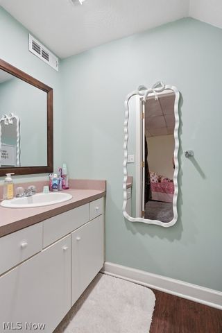 5400 & 5402 Paddy Court, New Franklin, OH 44203