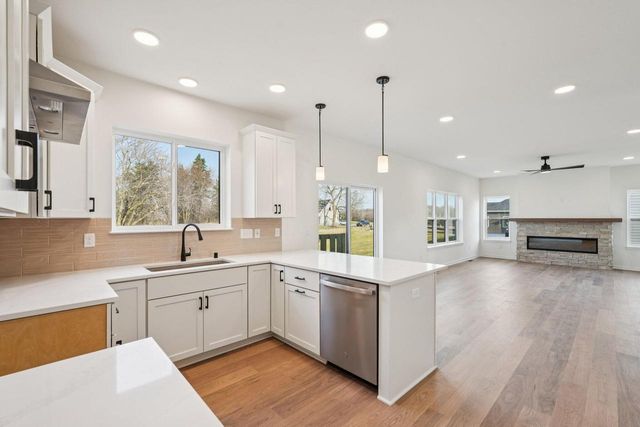 W149N11973 Red Holly DRIVE, Germantown, WI 53022