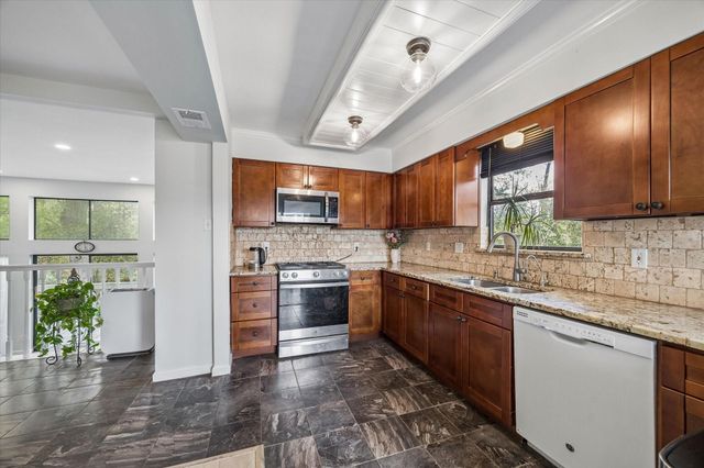 27 E Shady Lane, Houston, TX 77063