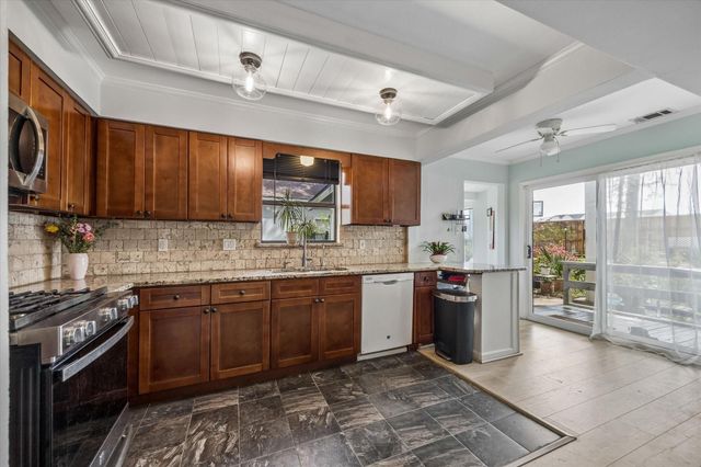 27 E Shady Lane, Houston, TX 77063