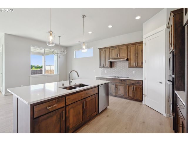 2401 E FOXTROT St, La Center, WA 98629