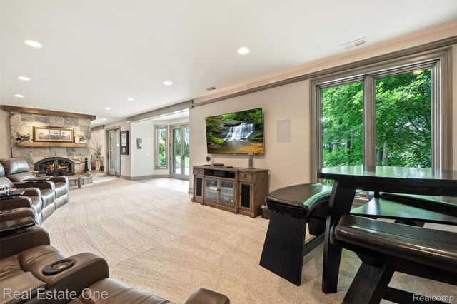 7181 Hillside Drive, Independence Charter Township, MI 48346